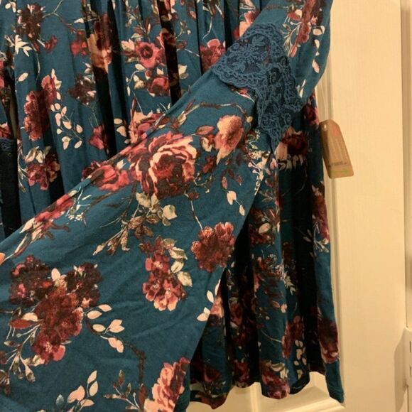 Taylor and Sage Flare Arm Top - Picture 3 of 8